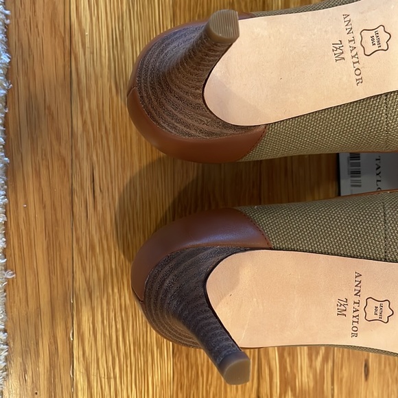 Ann Taylor Rose Canvas Kitten Heels, 7.5 M - Picture 5 of 6